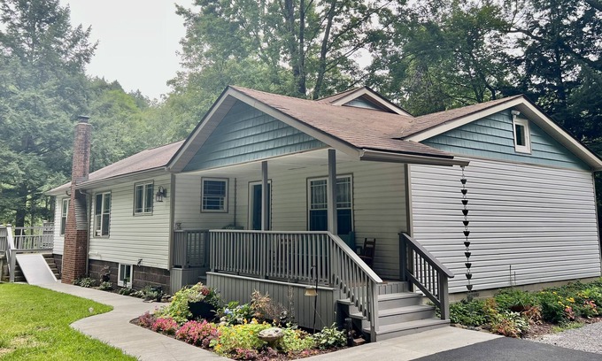 Franklin Cottage | Sugar Creek Place is Your Cozy Private Creekside Getaway!