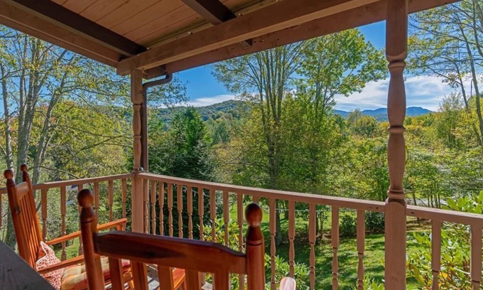 Banner Elk Cabin | Sugar Mountain Sugar Shack - Mountain Cabin, Gas Logs, Outdoor Space, 5 minutes to Sugar Mountain.