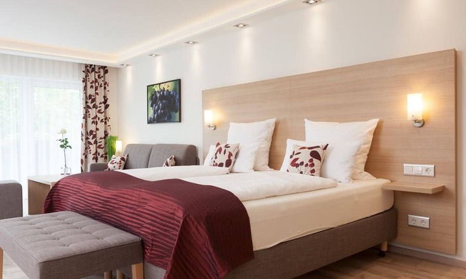 Mengen Apartment | Suite, 34qm, mit Boxspringdoppelbett, Badezimmer, Flachbild-TV und Südbalkon