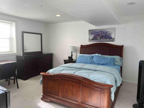 Bowie House | SUITE A - Private Cozy, Spacious Suite with Private Bathroom