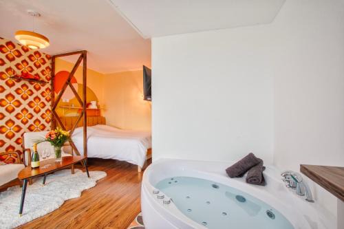 Quartier du vieux cimetiere Apartment | Suite année 70 - Jacuzzi et Balcon