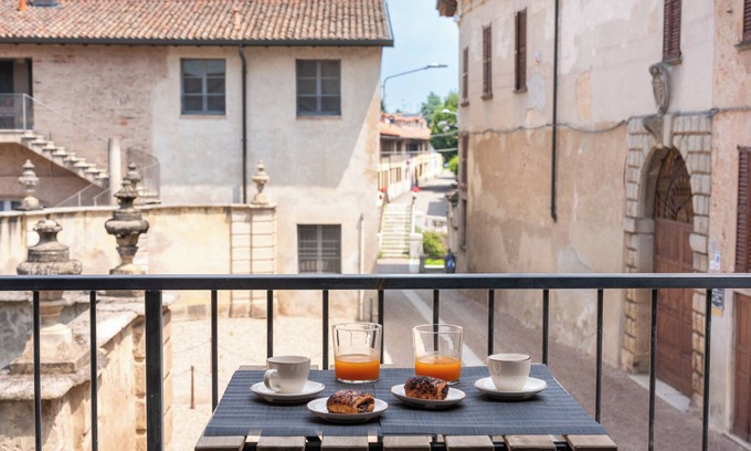 Robecco sul Naviglio Apartment | Suite apartment on Naviglio Castel view with balcony