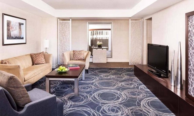 Financial District Hotel | Suite + Connecting Room at a 4⭐️ Hotel