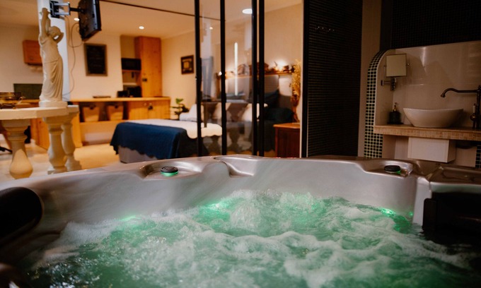 Cadereau Apartment | Suite de Diane Jacuzzi - Première conciergerie