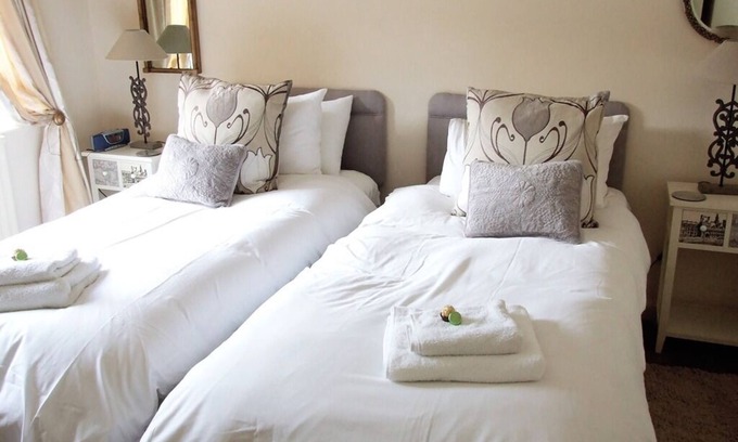 Mortimers Cross Bed & Breakfast | Suite Ensuite with Shower at Mortimer Trail B & B