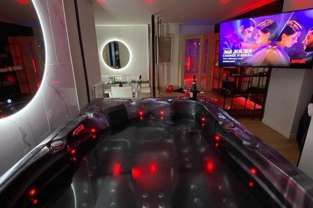 Montigny-le-Bretonneux Apartment | Suite & Spa Jacuzzi, sauna, lit king size,Netflix