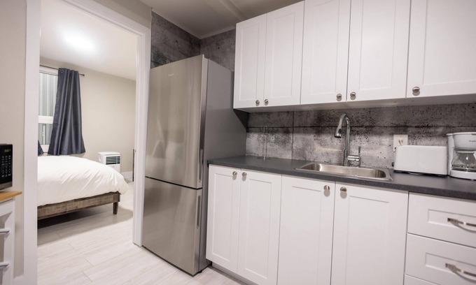 Rouyn-Noranda Apartment | Suite with closed bedroom and sofa bed near Plage Kiwanis (Le Centre-Ville)