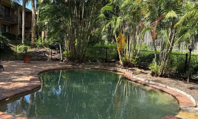 Mount Ommaney Hotel | Suite with Kitchen WiFi Easy Access to Motorway