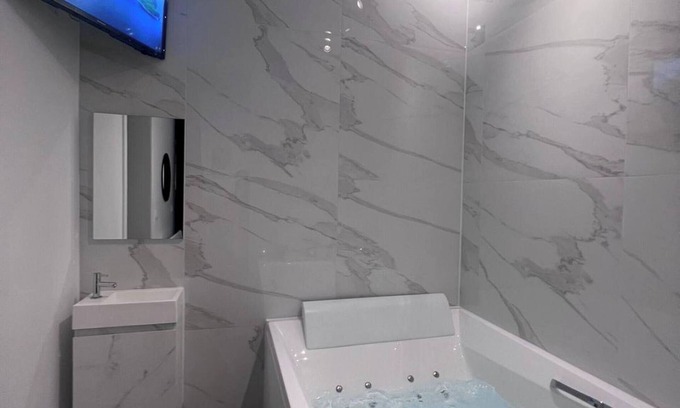 Jemeppe-sur-Meuse Apartment | Suite With Private Jacuzzi