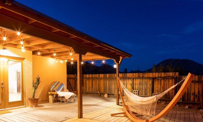 Monument Manor House | 🌵 Sukha Life Retreat - Beautiful Views, Close to JTNP Entrance w/Hot Tub 🌵