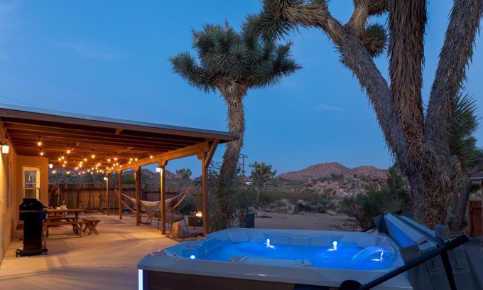 Monument Manor House | Sukha Life Retreat - Beautiful Views, Close to JTNP withHot Tub! home
