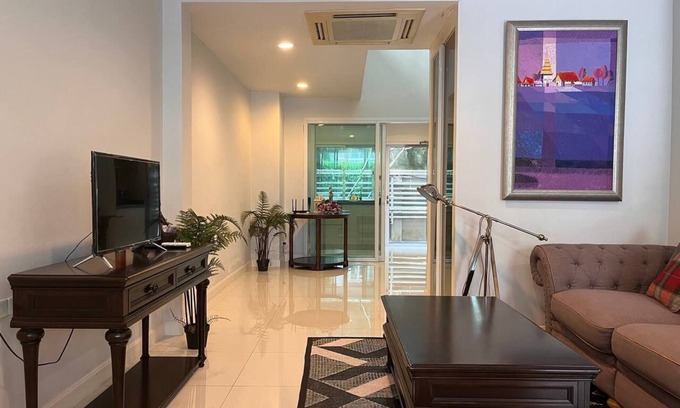 Bangkok Central Business District House | Sukhumvit 16, 3-BEDROOM private townhome with WiFi, close to EmSphere, BTS, MRT!