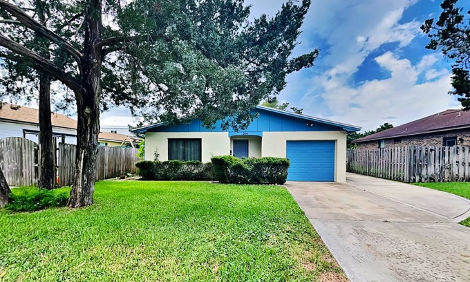 St. Augustine House | Summer Breeze | Pet-Friendly, Game Room, Fenced Yard - Near the Beach + Downtown