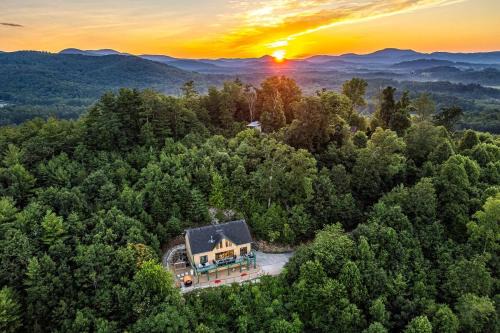 Hendersonville Apartment | Summer Escape Mtn View Sauna Hot Tub Games Arcade