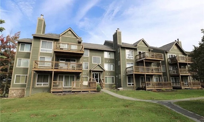 Hidden Valley Condo | Summer Getaway: Hiking, Swimming, Fishing, Biking, Golfing, Ski In/Out + more