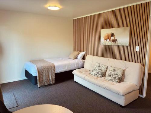 Orewa House | Summer Inn Motel - Newly Renovated, 2 Min Walk to Orewa Beach