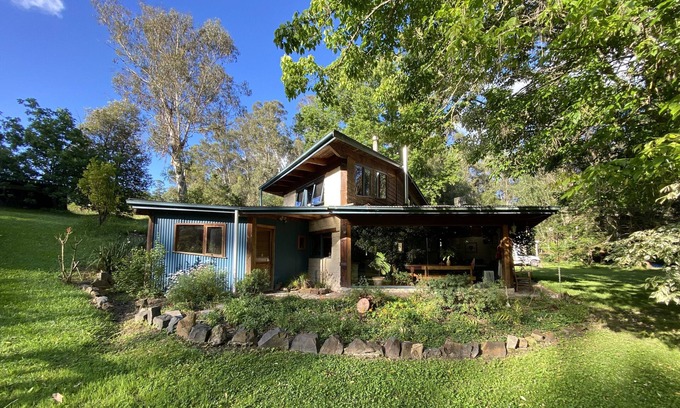 Healesville House | Summer Paradise at the Valley Farm Housenn