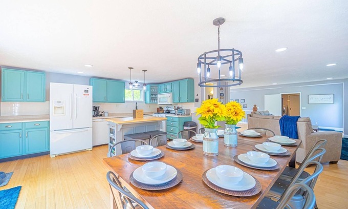 East Jordan House | Summer Winterland Retreat-Hot Tub, Dogs, Boyne, Charlevoix, Petoskey, Skiing