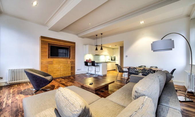 Old Town Apartment | Sumptuous 2BR Apt Next To Edinburgh Castle!