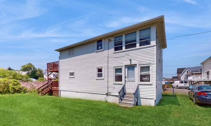 York Beach Apartment | Sun-filled & serene coastal retreat with deck & stunning ocean views - near golf