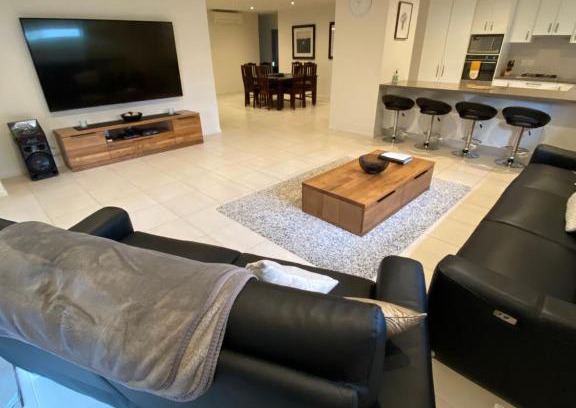 Rosebud House | Sun-lovers Beach House - Walk to beach/shops!