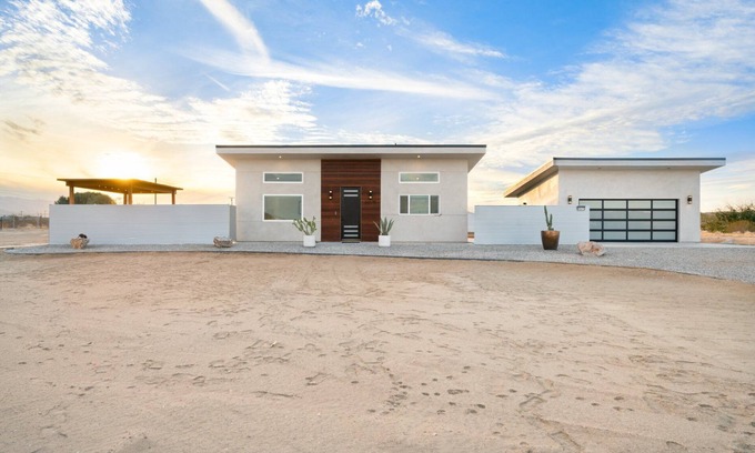 Joshua Tree House | 🌵 Sun Oro Joshua Tree - Hot Tub, BBQ, Fire Pit & Gameroom - A Private Desert Oasis 🌵