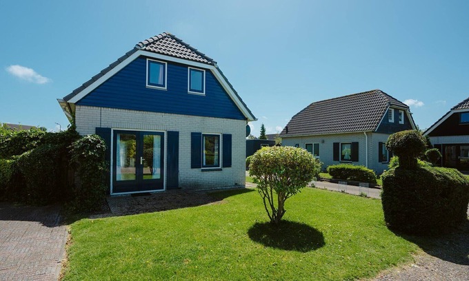 Ouddorp House | Sun, sand, and the nearby sea, combined with this cosy holiday home, leave nothing to be desired (dog-friendly, fenced).