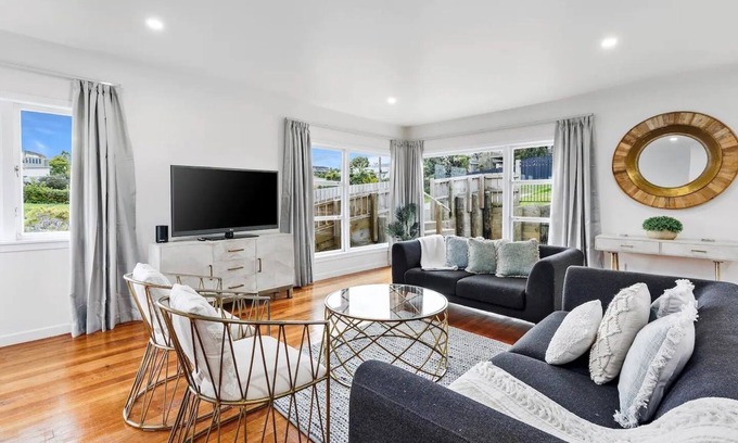 Torbay House | Sun-Soaked Holiday Home Close to Beach