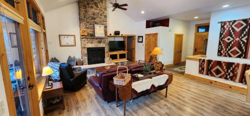 Sundance House | Sundance Spacious Vaulted Ceiling cabin, Hot tub, huge lawn