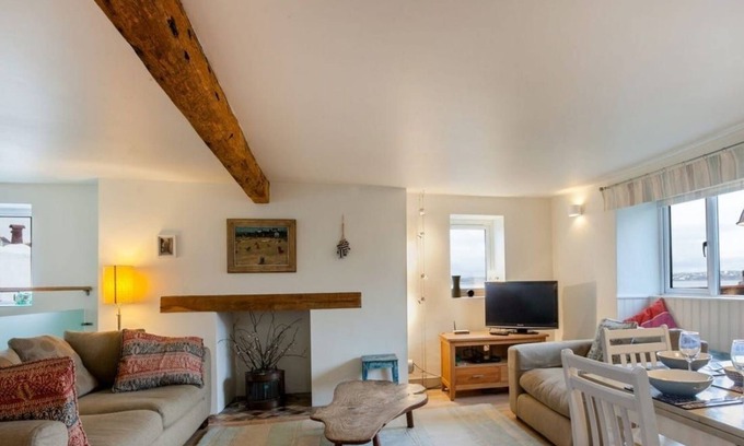 Brixham Apartment | Sundeck - sleeps 6 guests in 3 bedrooms