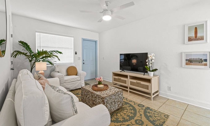 Southside Apartment | "Sunflower Cottage Apt" 2/1