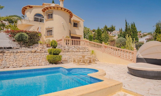 L'Alcassar House | Sunlit Hillside Villa with Pool