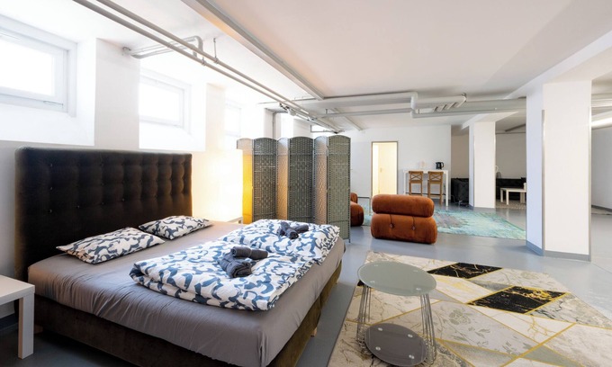 District 4 Apartment | Sunlit Urban Haven: Zurich Loft with 5 Queen Beds