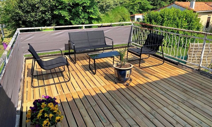 Chenac-Saint-Seurin-d'Uzet Apartment | Sunny apartment 12 minutes from the beach