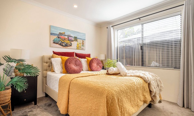 Coolbellup House | Sunny 1BR house, sleeps 4, near Fremantle, Fiona Stanley Hosp & Cockburn Getaway