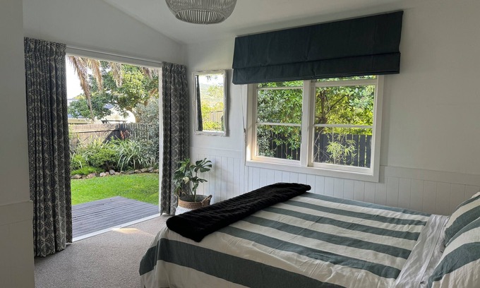Ostend House | Sunny and so central waiheke bach,close to supermarket food trucks and buses.