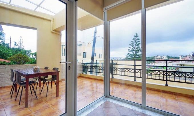 Makrys Tichos Apartment | Sunny Apartment