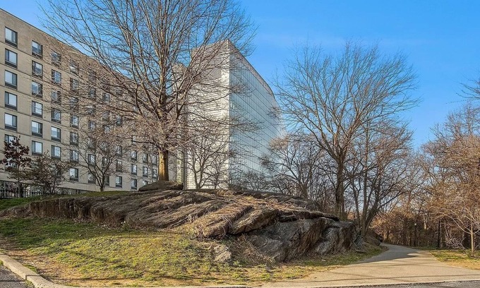 Harlem Apartment | Sunny Apartment in Harlem. 3 blocks from Subway. Elevator Building and Security