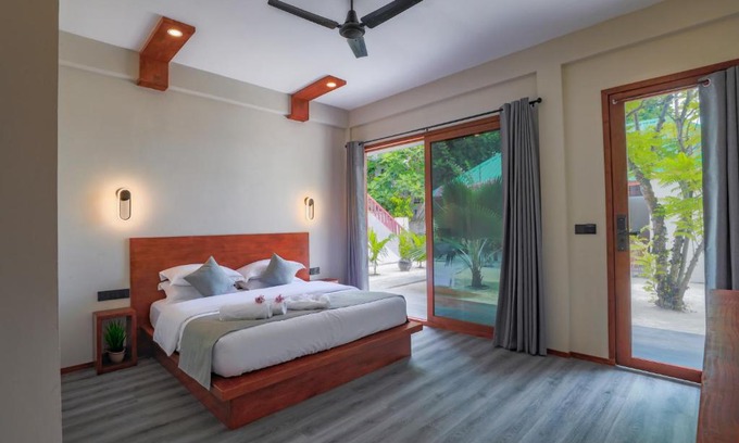 Hangnaameedhoo Hotel | Sunny Breeze View