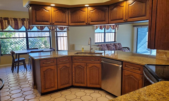 Wellington House | Sunny Citrus Retreat: Perfect for families!