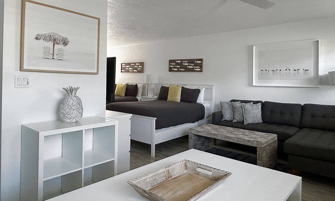 Key Colony Beach Apartment | Sunny Condo - Steps to the Beach - Key Colony Beach - Heated Pool