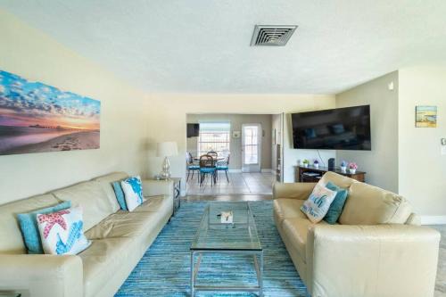 Gulf Gate Estates House | Sunny Cottage with lanai and garage, only 4 miles from Siesta Key