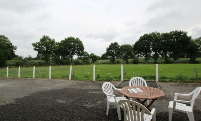 Argouges Cottage | Sunny Countryside Retreat in Saint-James – Cozy 2-Pers Cottage with Secure Parking & Pet-Friendly