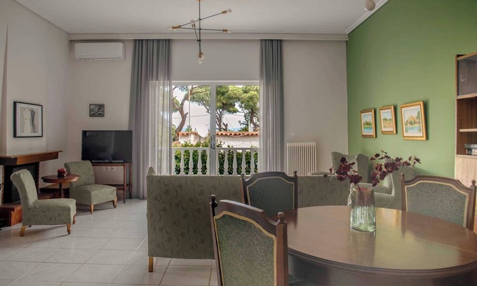 Nea Makri Apartment | Sunny Escape:Stylish and Roomy Apt in Beach Haven! 5min walk from the beach