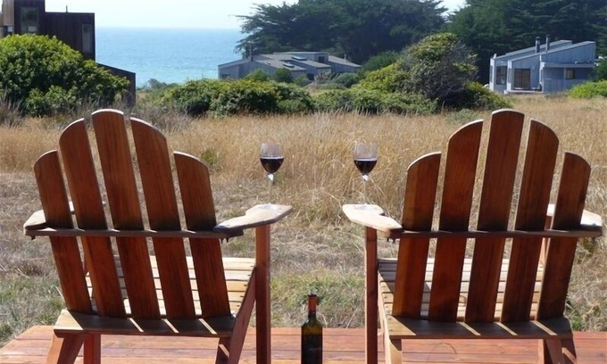 Sea Ranch House | Sunny Home. Hot Tub. Walk to 2 Beaches, Rec Center, Bluff Trail and the Lodge.