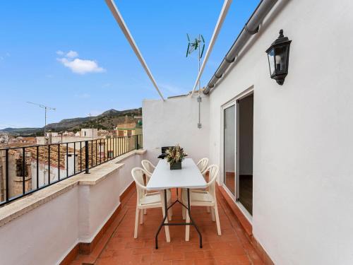 Onil Apartment | Sunny house in Onil with terrace and bbq