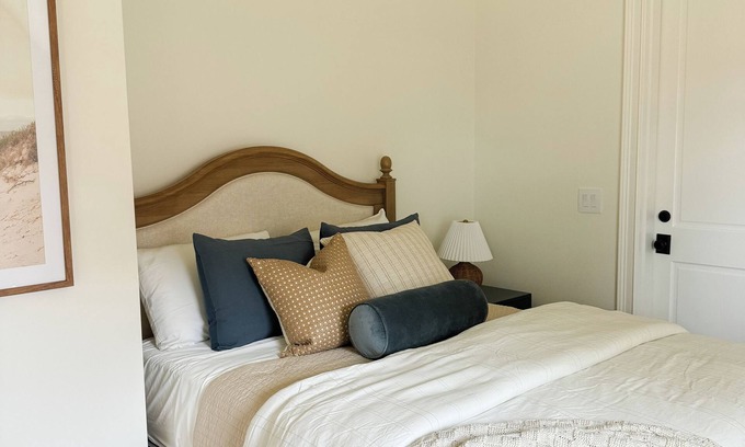 Newport East Apartment | Sunny Retreat Near 2 Beaches - Ideal Summer Stay for Couples & Families