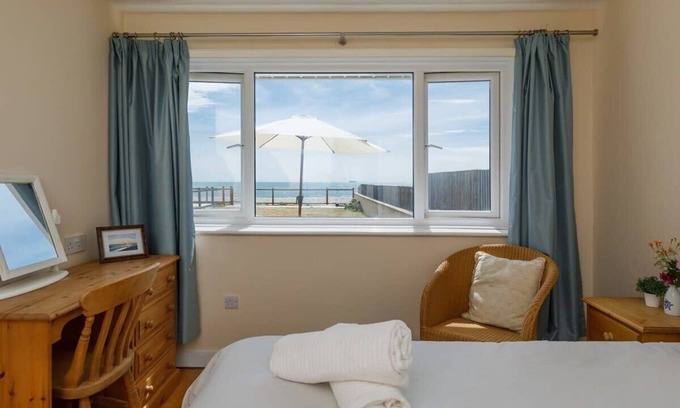 East Wittering House | Sunny seafront chalet - sleeps 6
