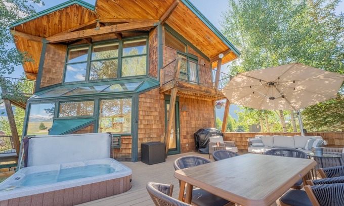 Crested Butte House | Sunny Skyland Home w/Hot Tub and Garage Apartment! On the golf course!