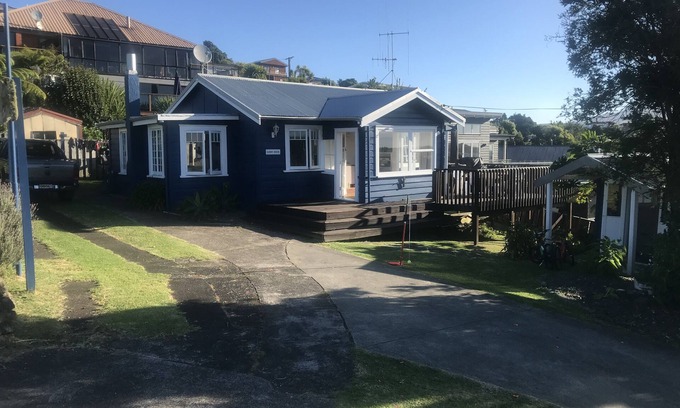 Raglan Cottage | Sunnynook Cottage Sea Views Top Location, walking distance to town.